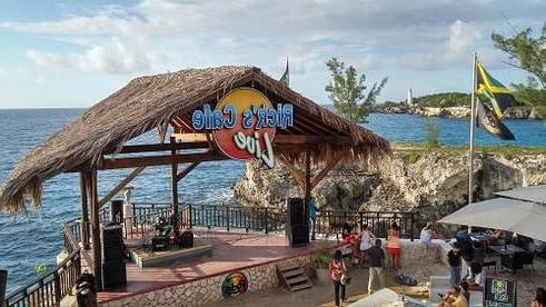 牙买加黑人海滩上的瑞克斯咖啡馆小屋